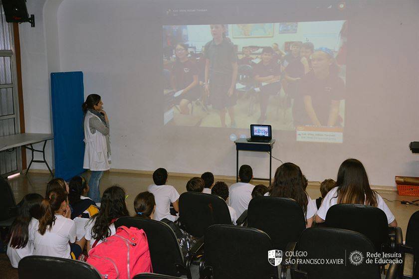 Xaverianos do 6º ano participam de vídeoconferência com escolas americanas