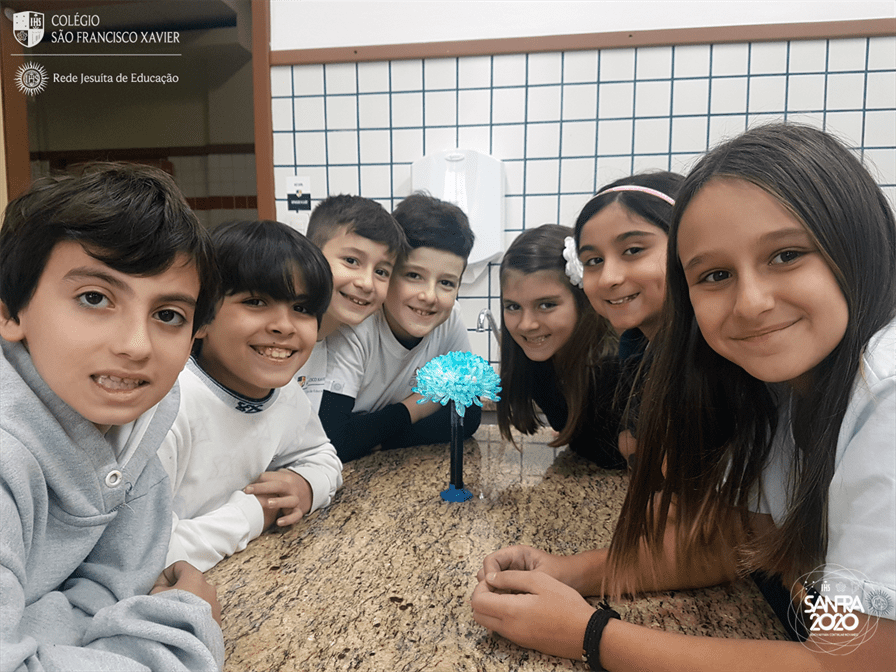3ºs anos fazem experiência no laboratório de Ciências