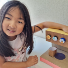 Inglês e sustentabilidade: estudantes aprendem idioma criando brinquedos recicláveis