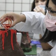 Estudantes criam maquete e simulam erupção vulcânica