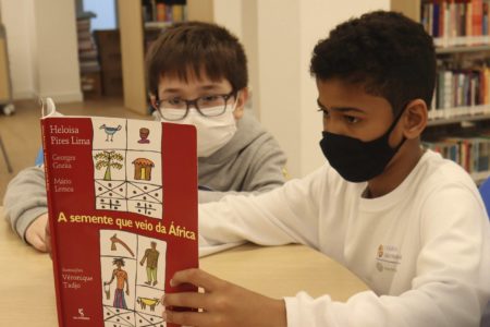 Estudantes leem sobre cultura e identidade negra